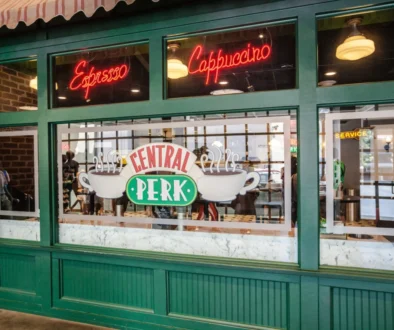 Výlohy kavárny ze seriálu Přátelé.