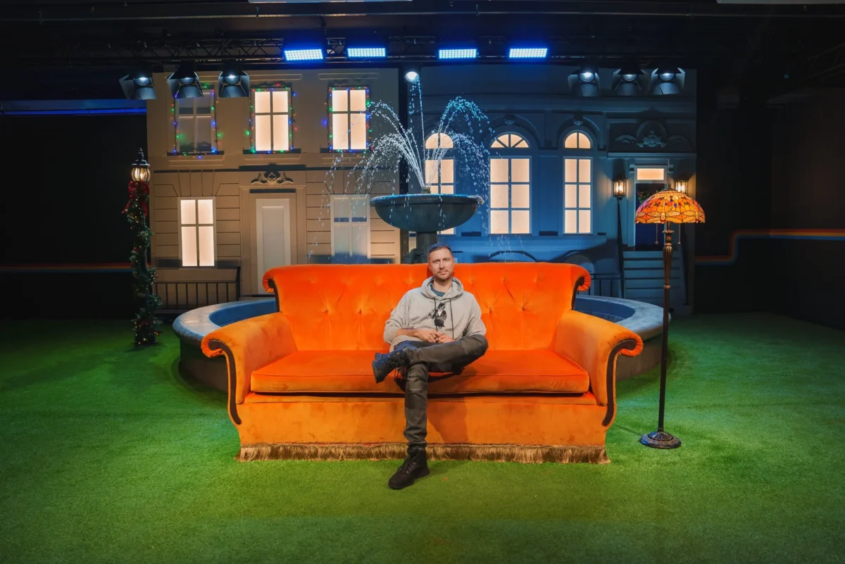 Gauč ze seriálu Přátelé.