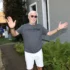 Jan Rosák má roztažené ruce.