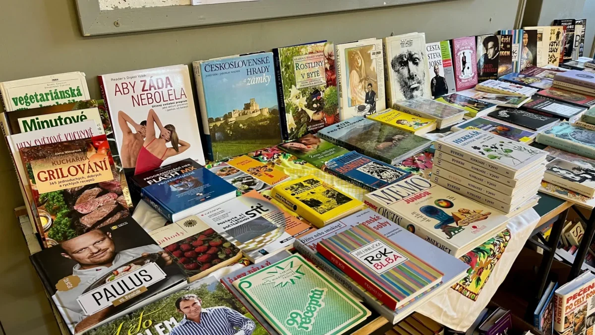 Na stole leží několik českých knih.