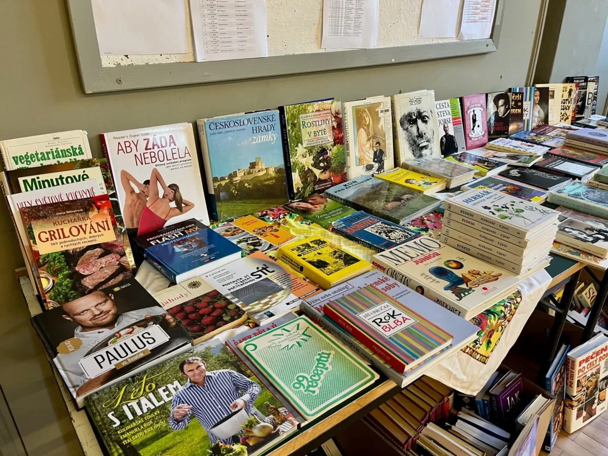 Na stole leží několik českých knih.