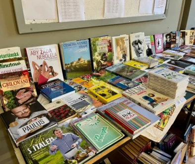 Na stole leží několik českých knih.