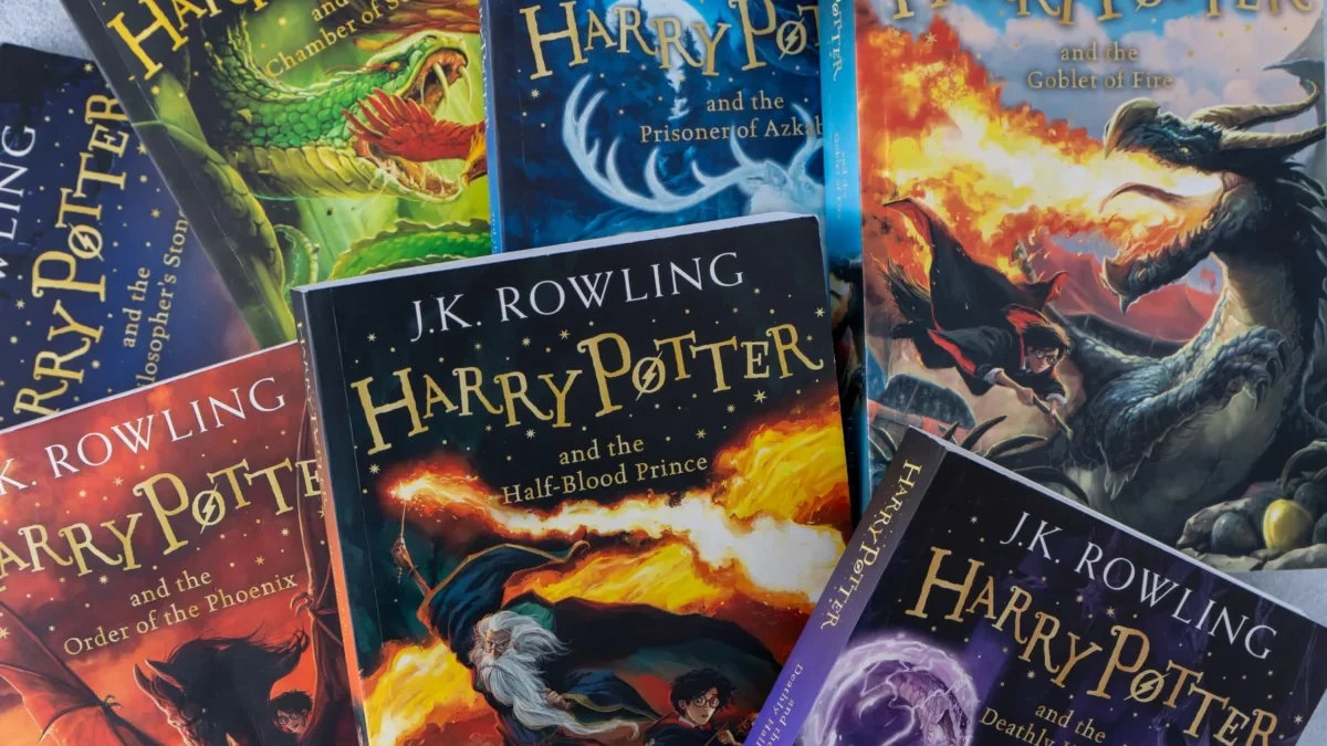 Vedle sebe leží knihy Harryho Pottera