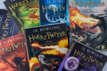 Vedle sebe leží knihy Harryho Pottera