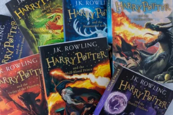 Vedle sebe leží knihy Harryho Pottera