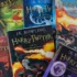 Vedle sebe leží knihy Harryho Pottera