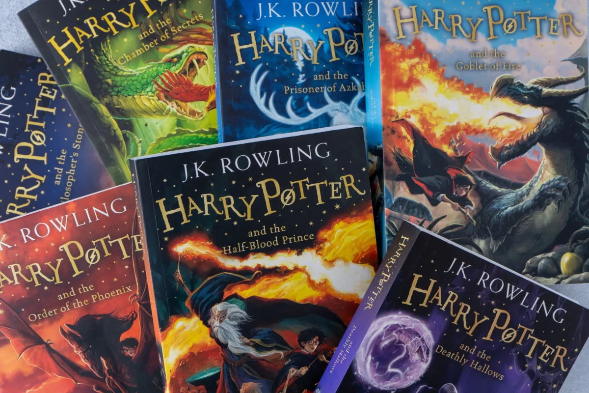 Vedle sebe leží knihy Harryho Pottera.