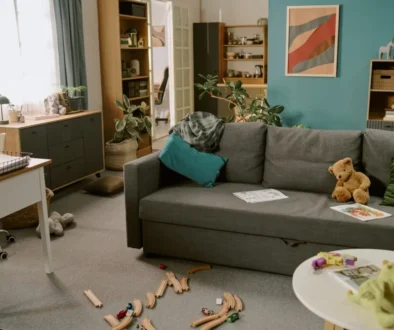 běžný obývací pokoj