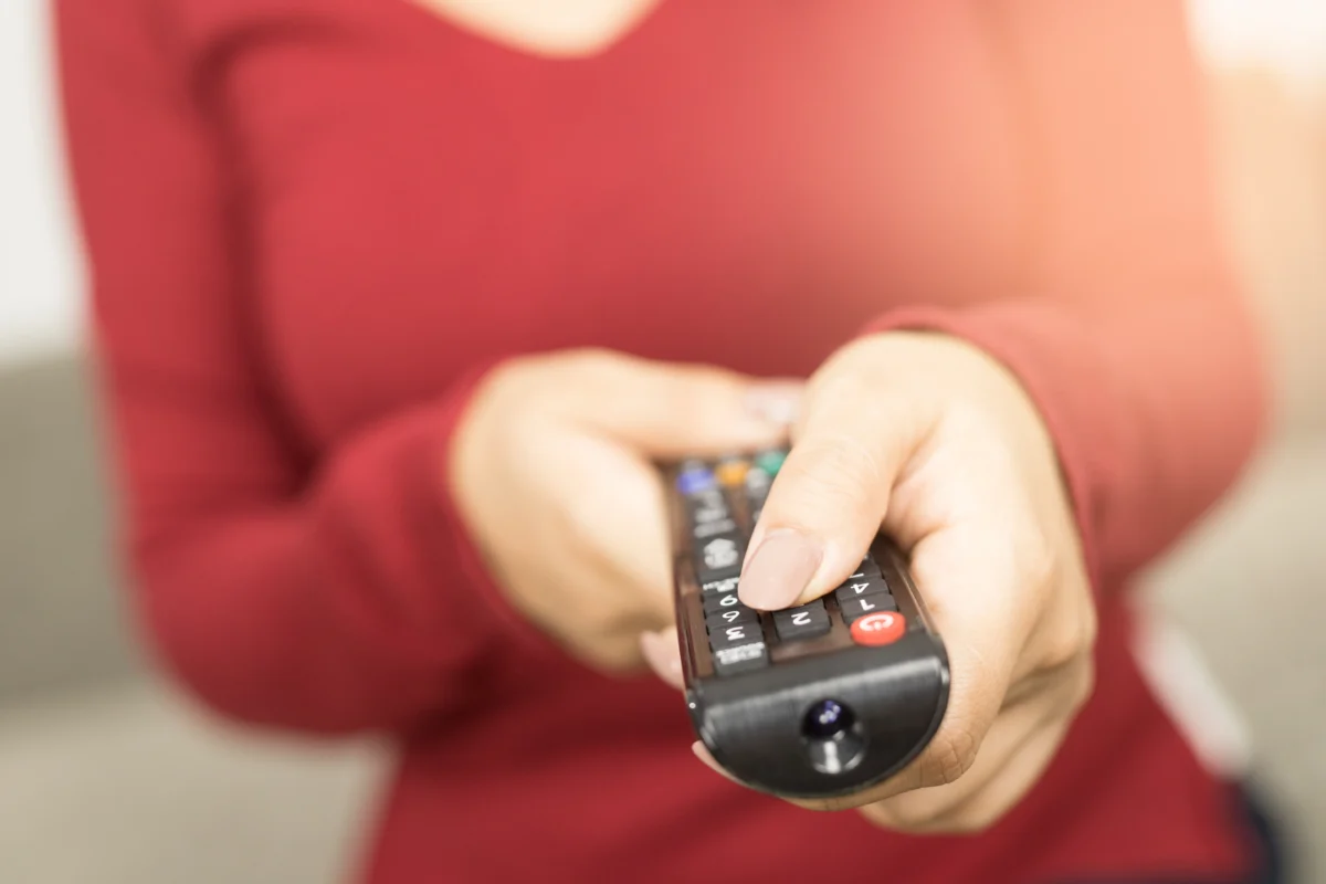žena zapíná televizi