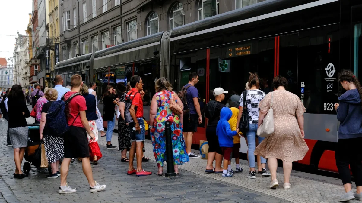 Lidé se chystají nastoupit do tramvaje.