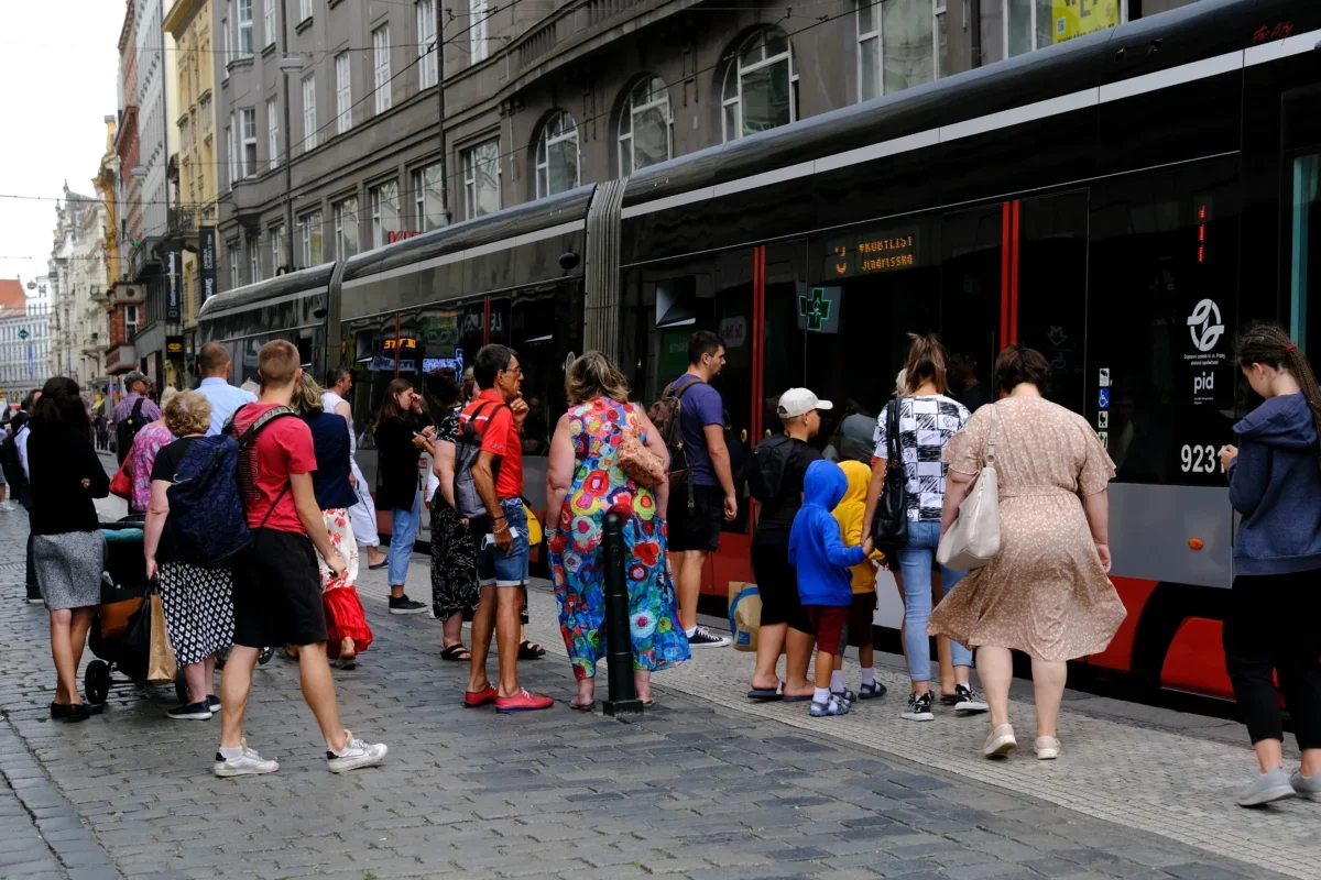 Lidé se chystají nastoupit do tramvaje.
