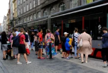 Lidé se chystají nastoupit do tramvaje.