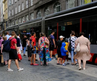 Lidé se chystají nastoupit do tramvaje.