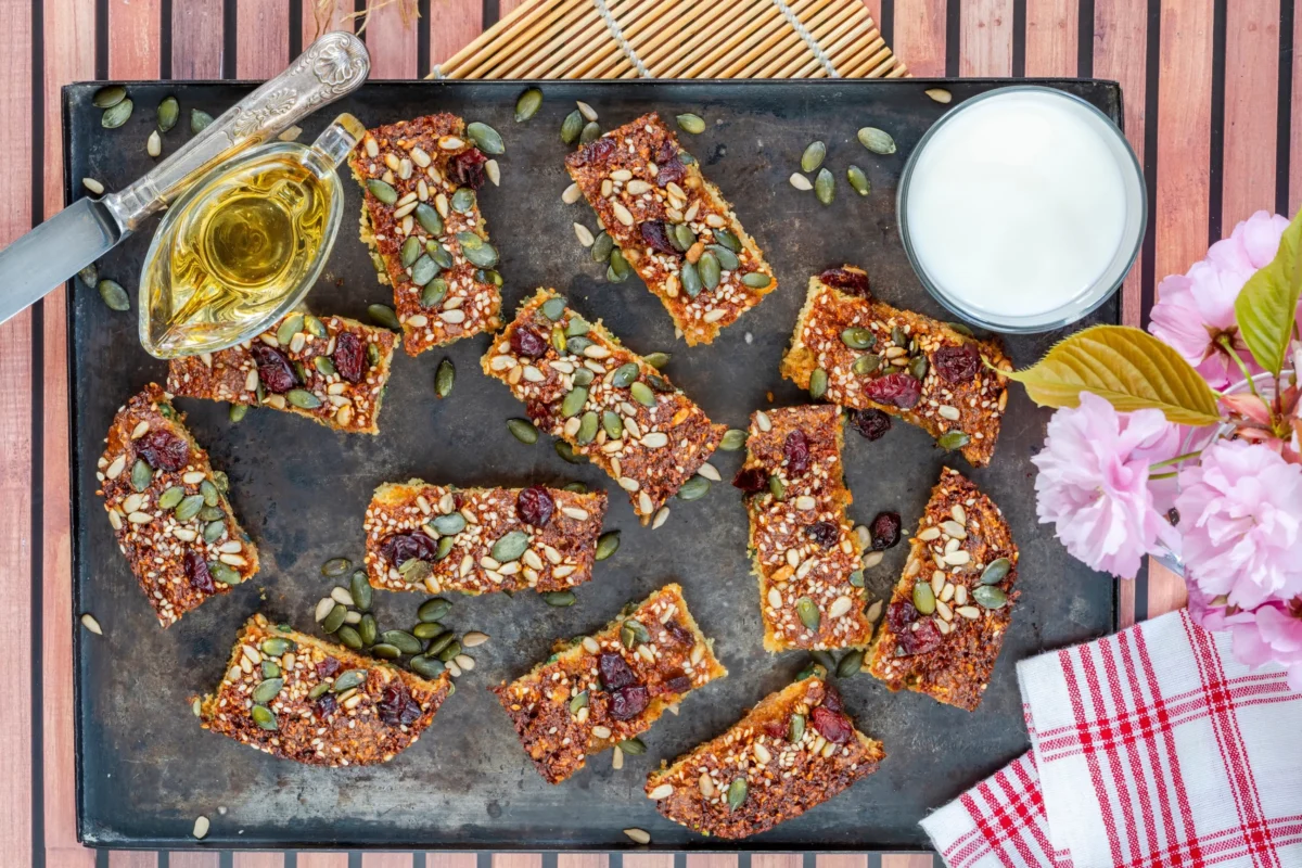 Na prkýnku jsou nakrájené kousky jídla z vloček. 