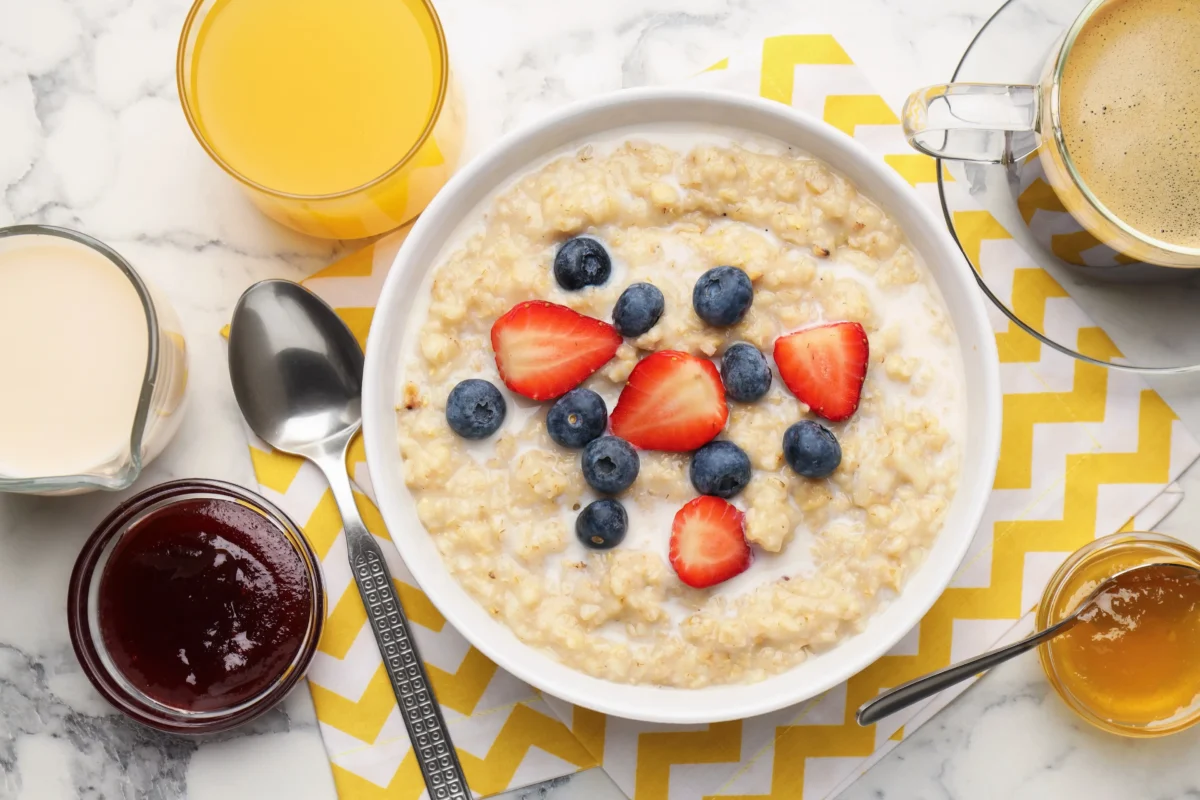 V misce je nandaná ovesná kaše.