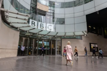 vchod do budovy BBC
