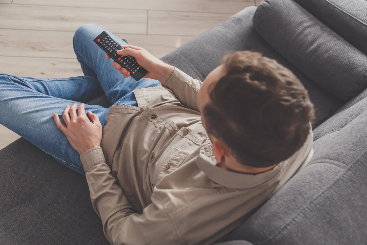 muž sleduje televizi