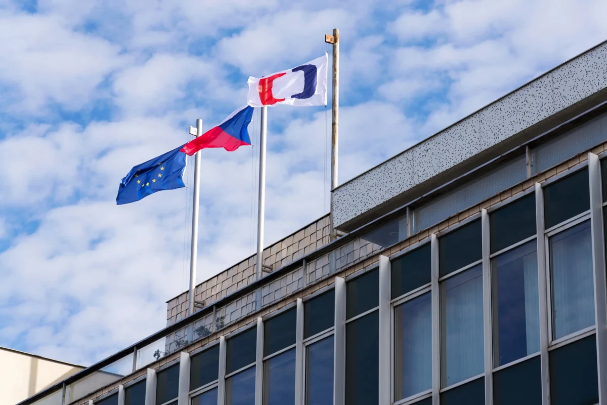 Budova s vlajkami České televize.