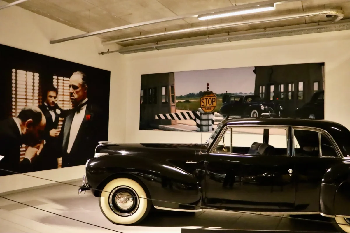 Auto a plakáty filmů z minulosti.