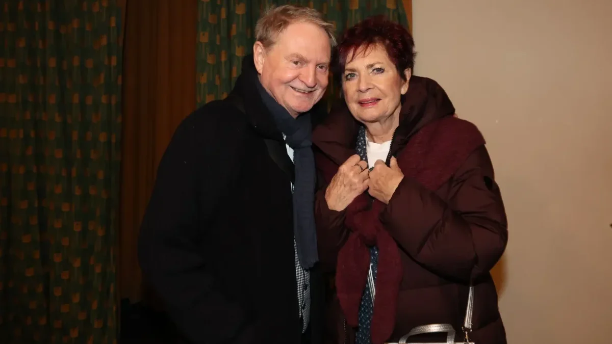 Petr Jančařík stojí vedle ženy.