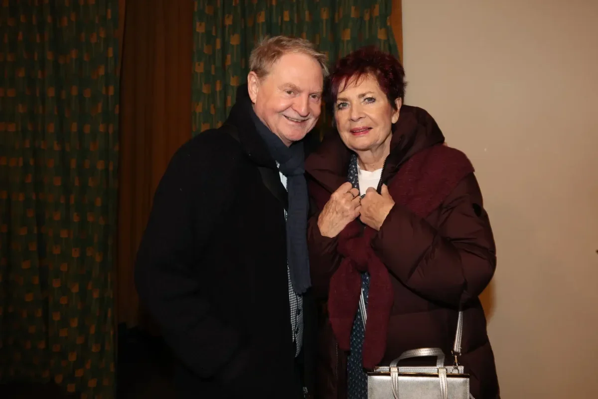 Petr Jančařík stojí vedle ženy.