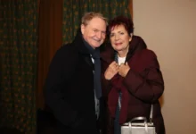 Petr Jančařík stojí vedle ženy.