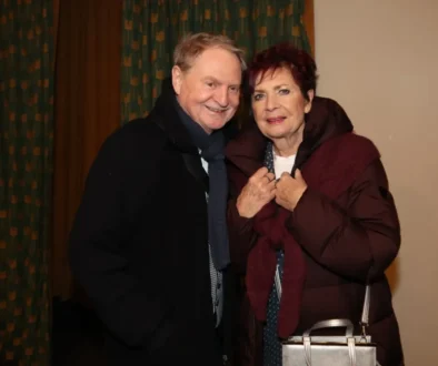 Petr Jančařík stojí vedle ženy.