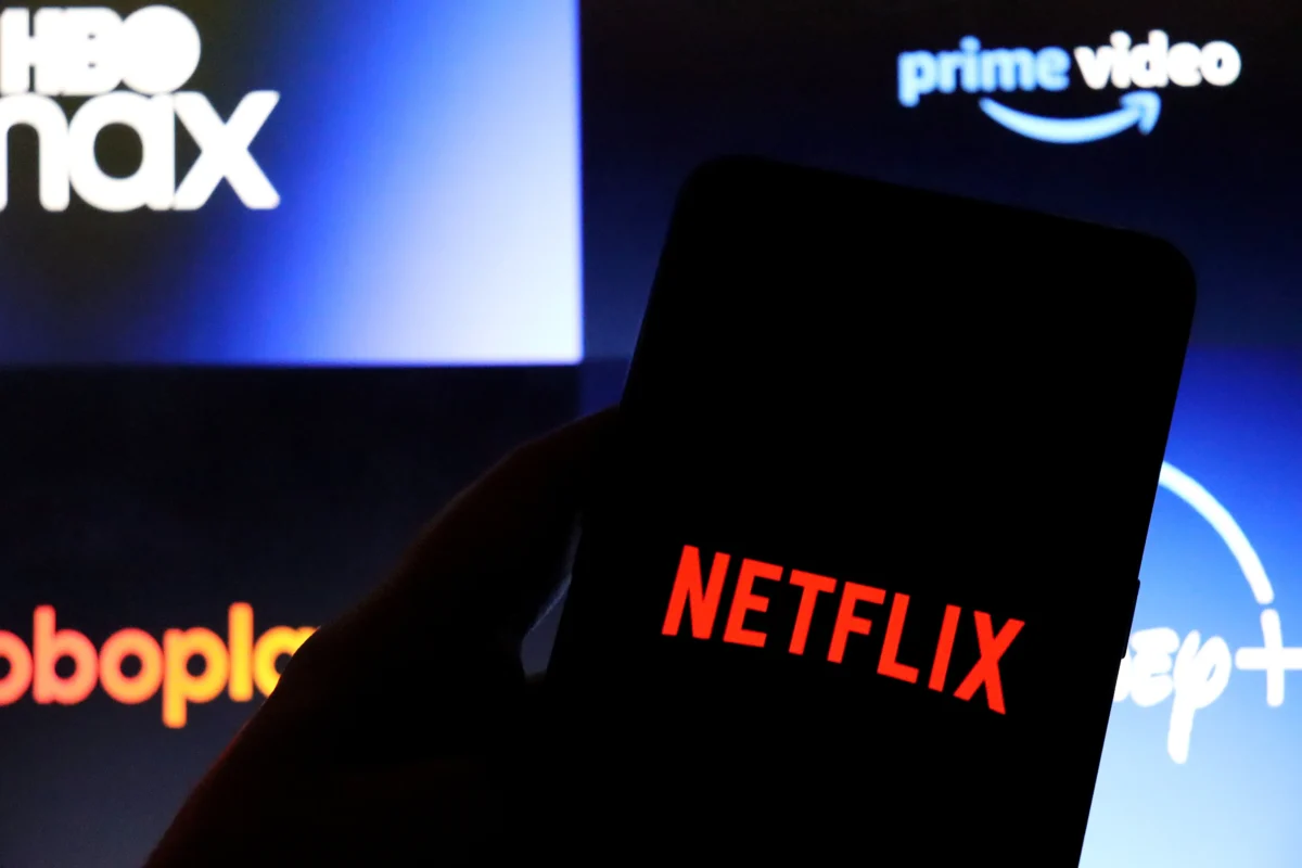 Na mobilu je puštěný Netflix. 