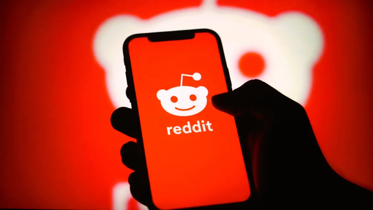 Člověk má na mobilu otevřený Reddit.
