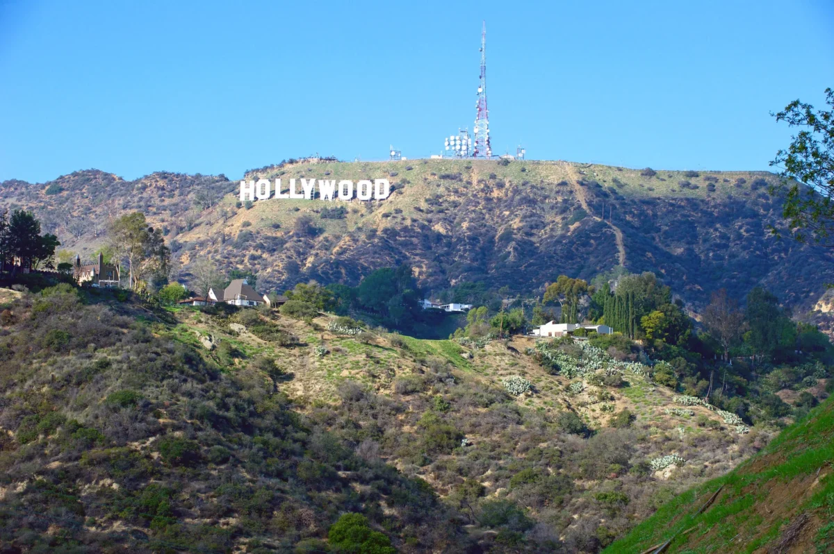 Nápis Hollywood v kopcích