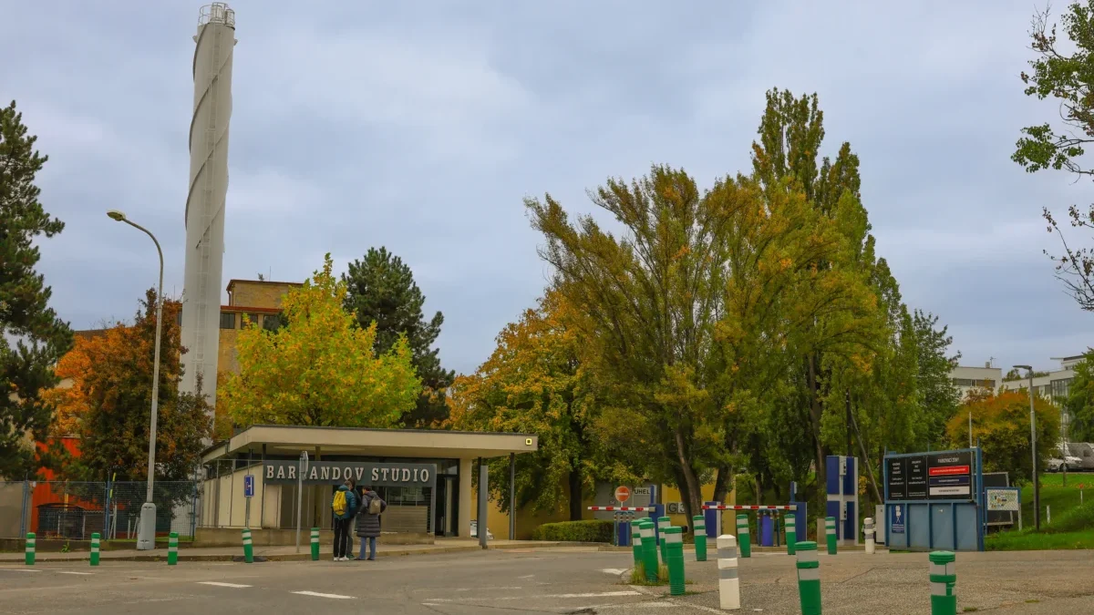 vjezd do studia se závorou