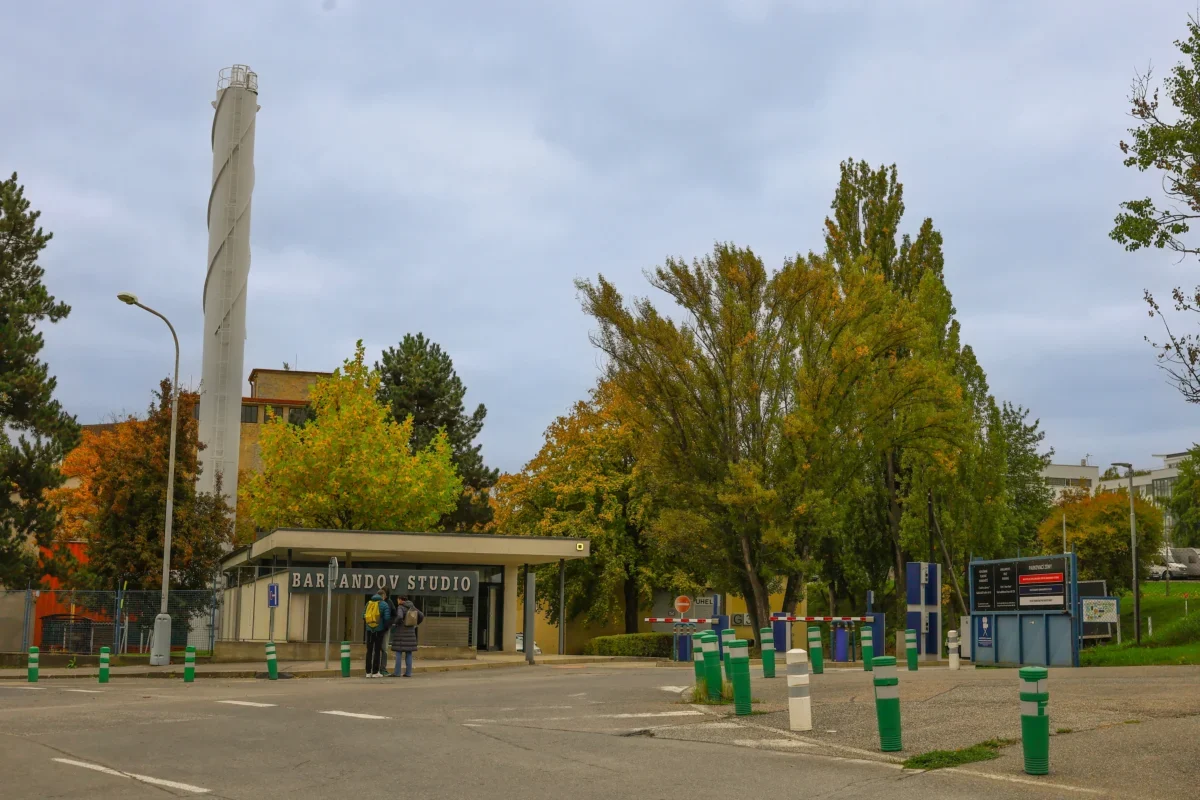 vjezd do studia se závorou