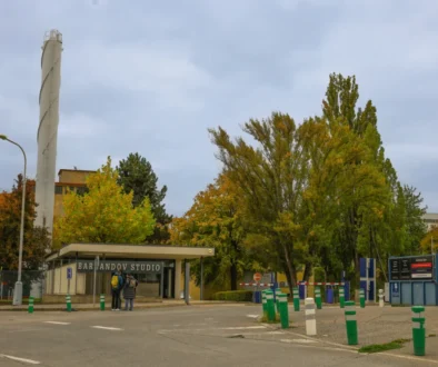 vjezd do studia se závorou