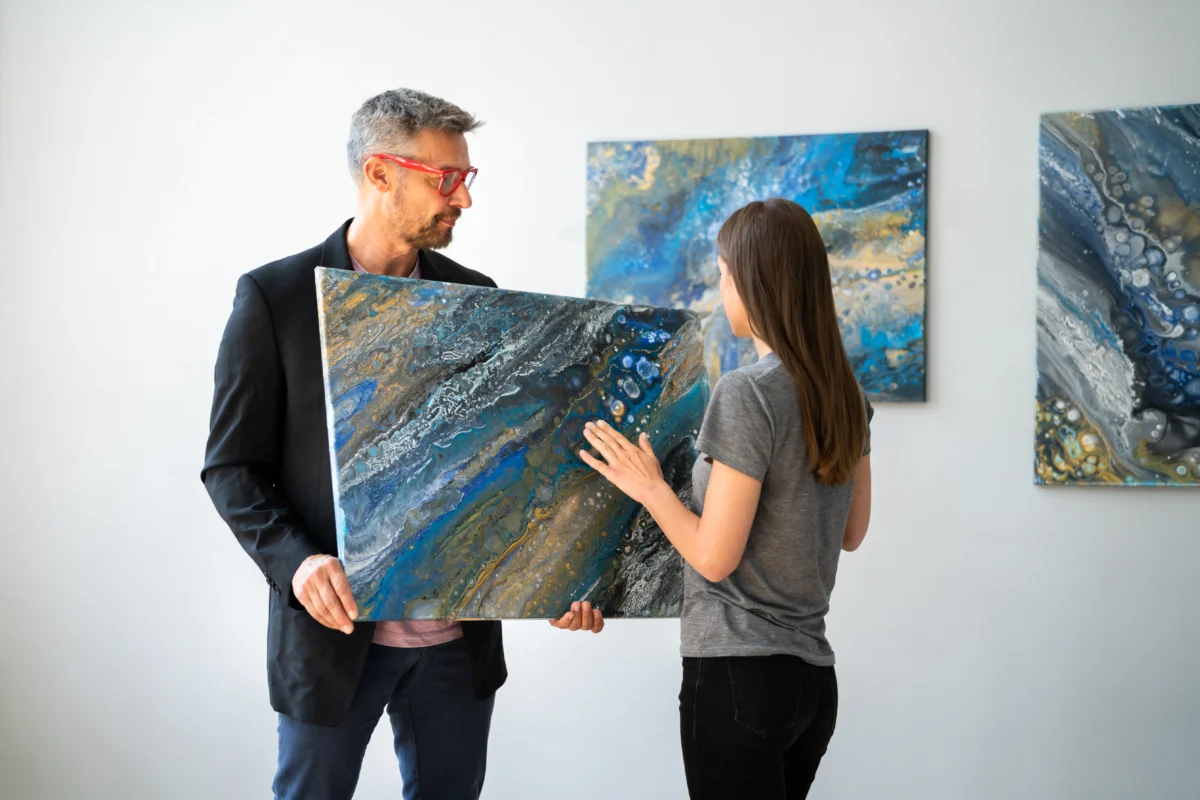 Muž ukazující ženě obraz. .