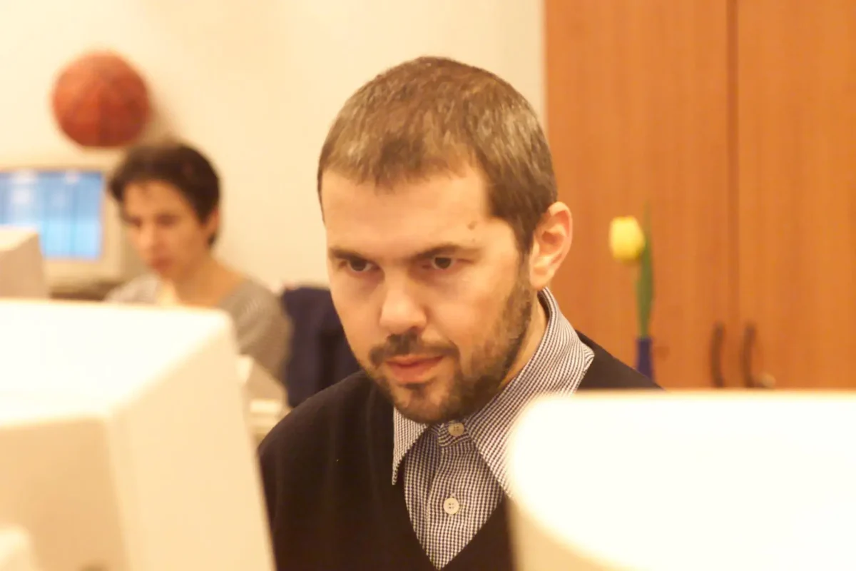 Marek Eben sedí na archivní fotce u počítače. 