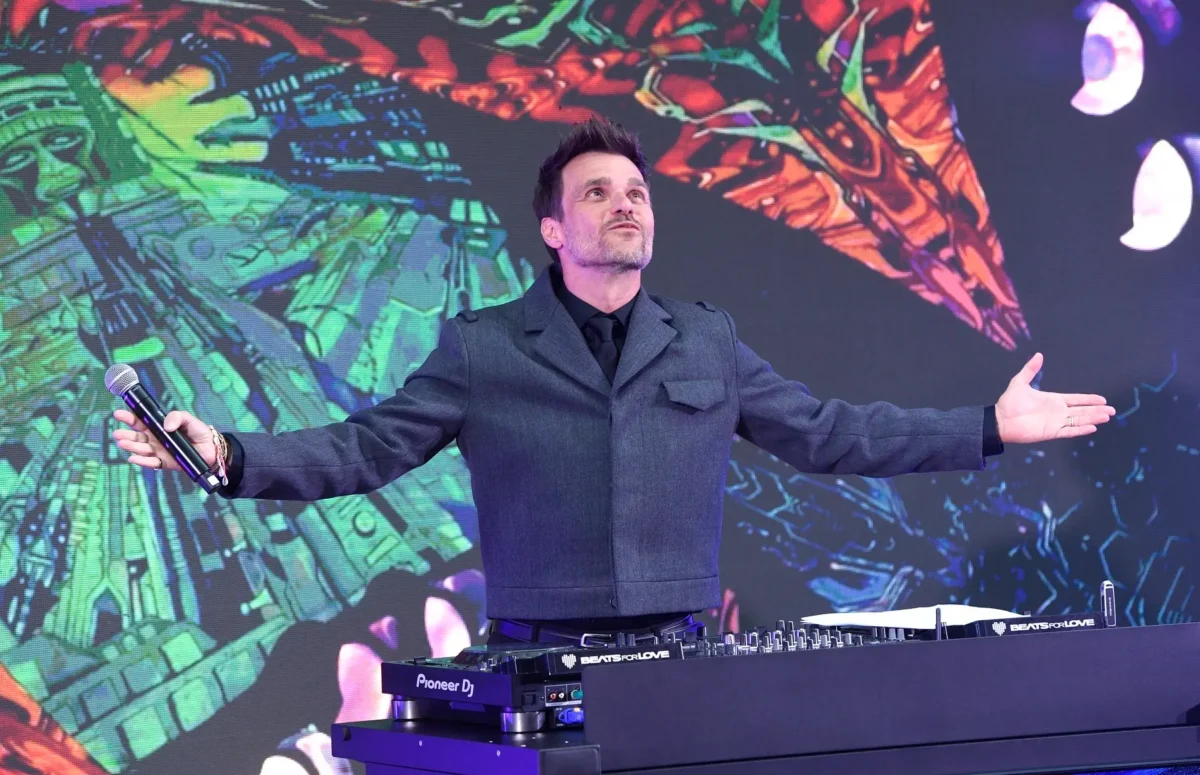 Leoš Mareš má roztažené ruce.