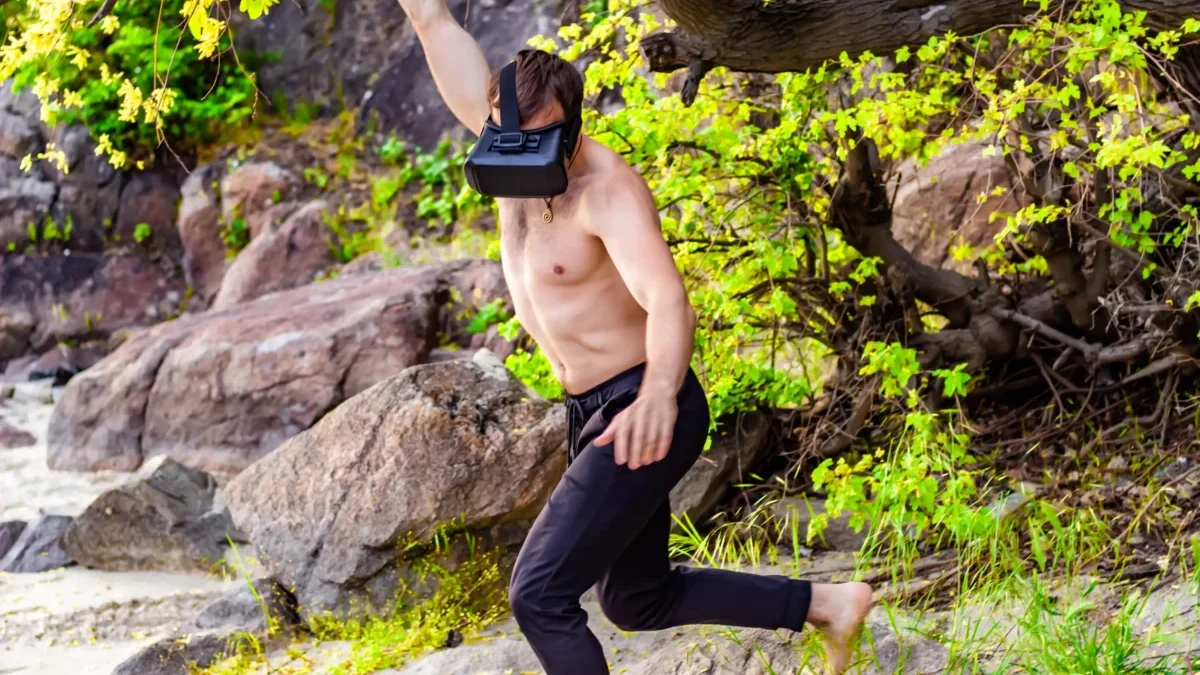 Muž s VR brýlemi vyskakuje.
