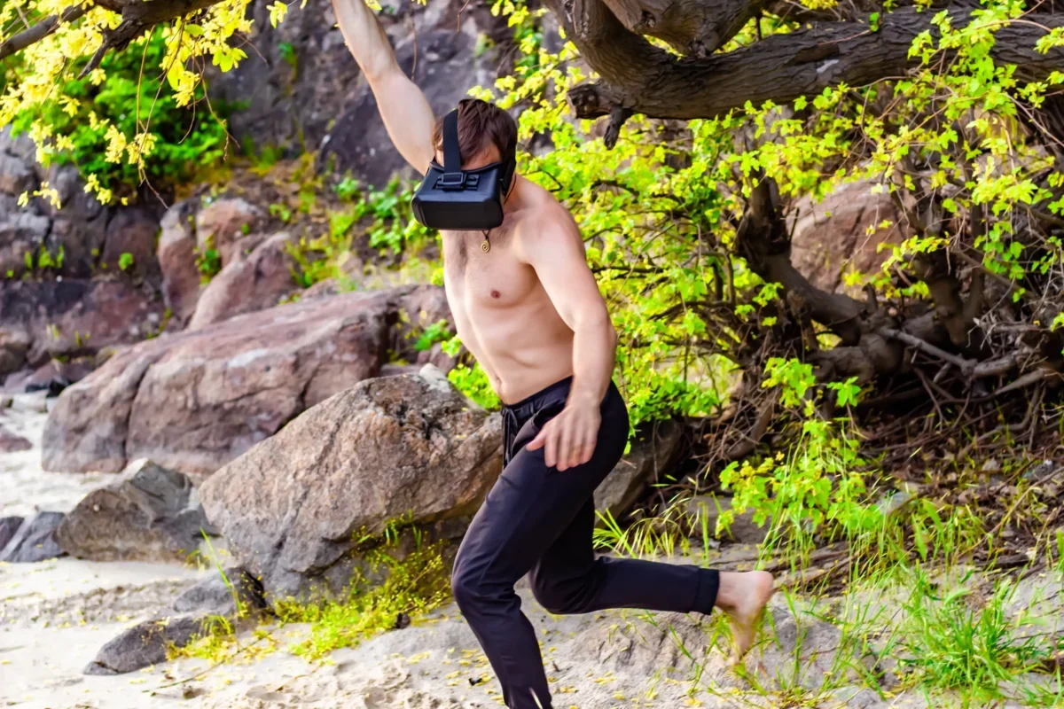 Muž s VR brýlemi vyskakuje.