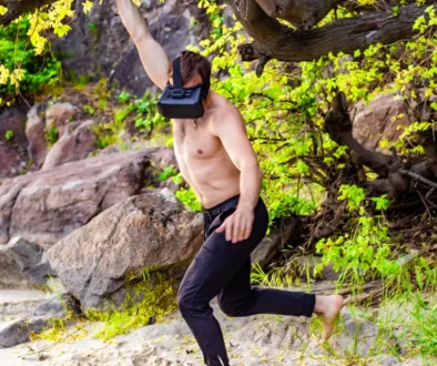 Muž s VR brýlemi vyskakuje.