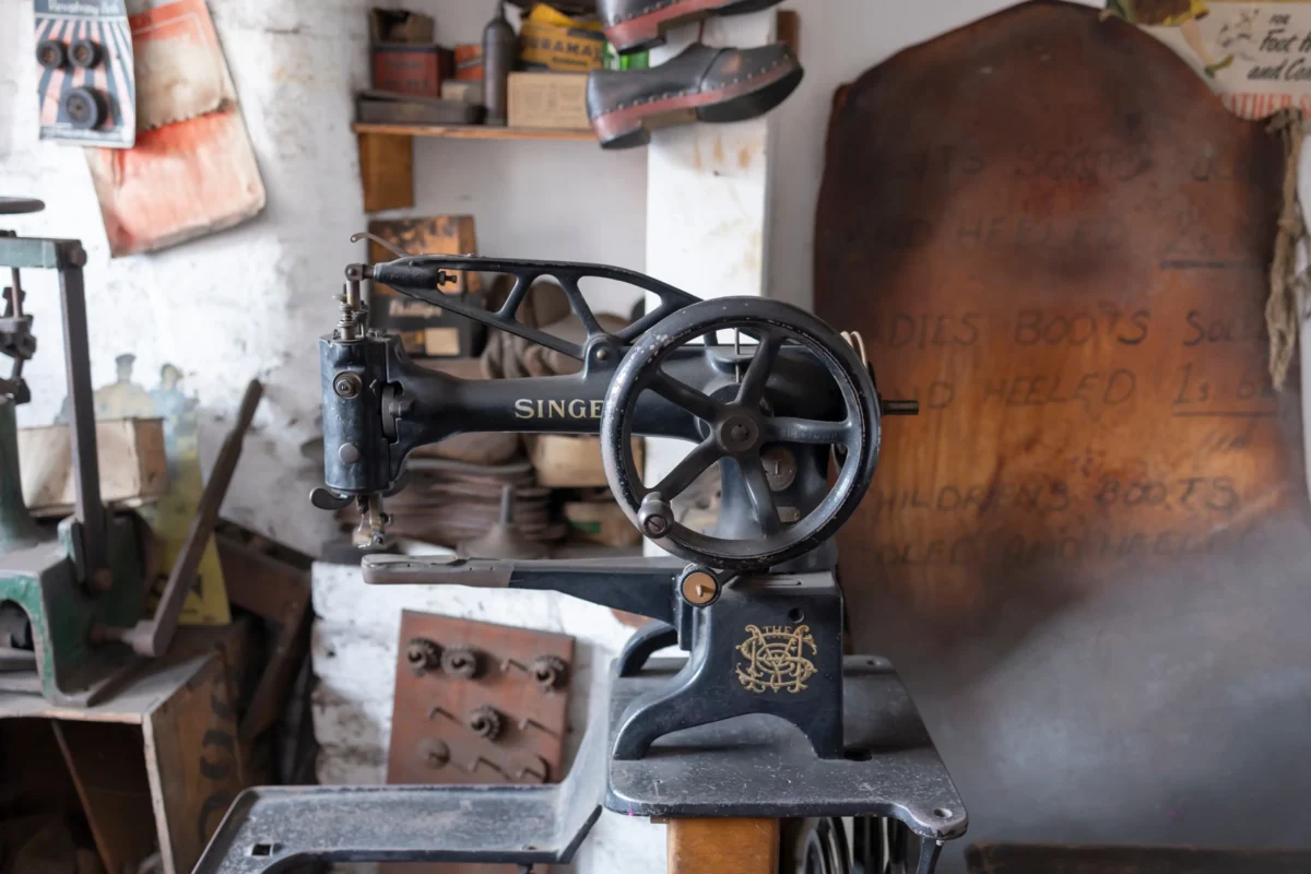 Černý starý šicí stroj Singer