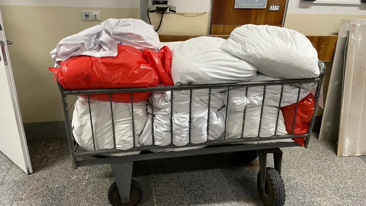 V nemocnici ve vozíku leží pytle.