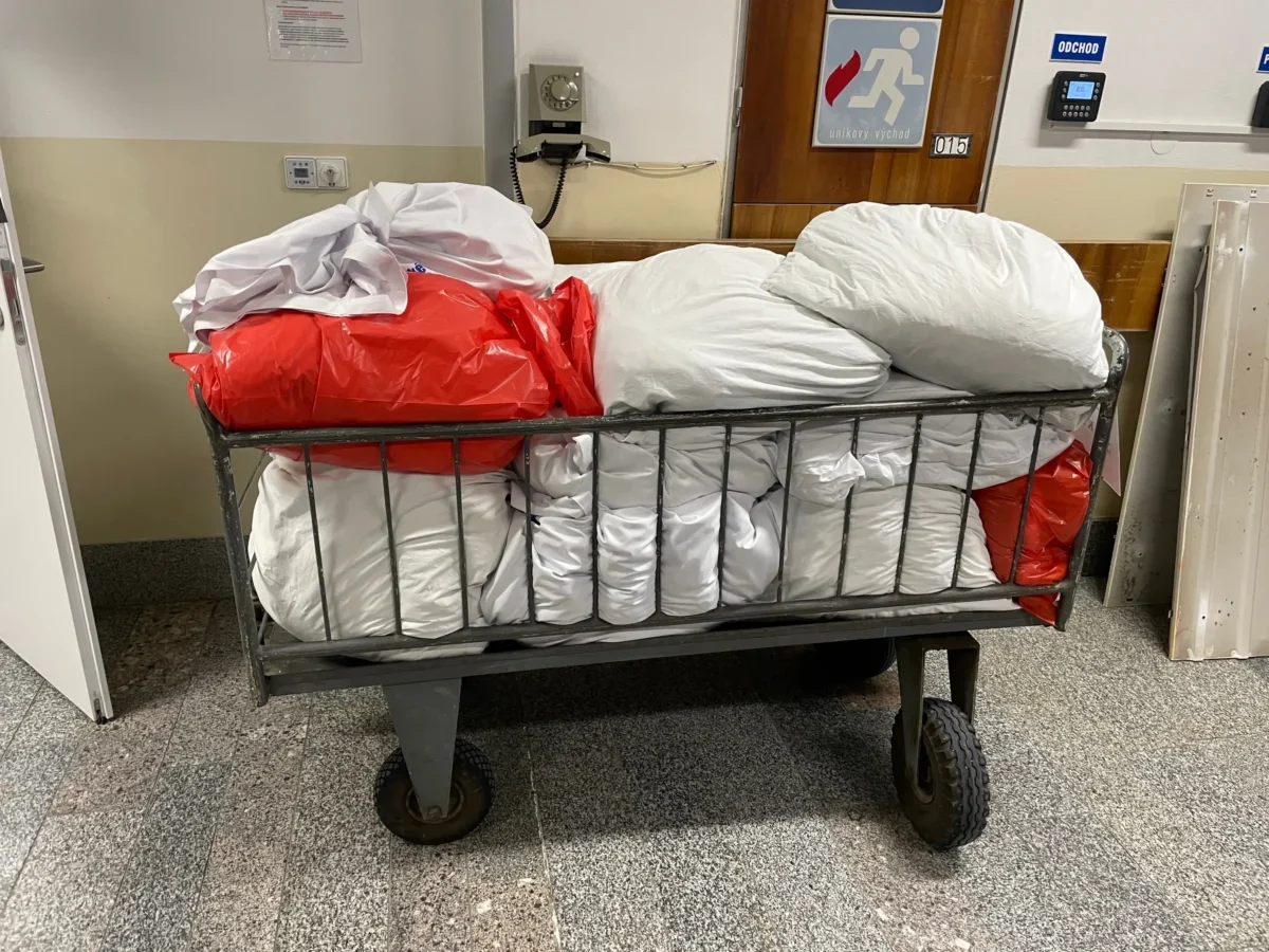 V nemocnici ve vozíku leží pytle.