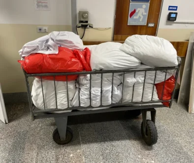 V nemocnici ve vozíku leží pytle.