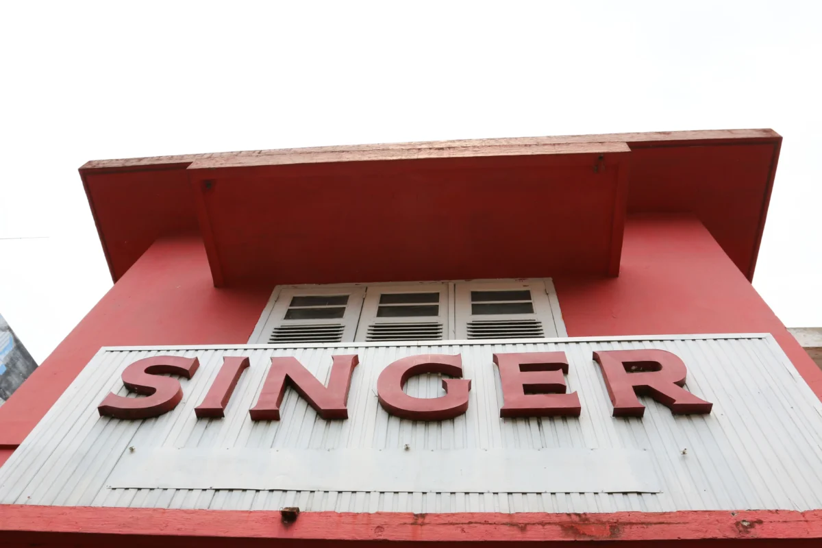 Nápis Singer na budově