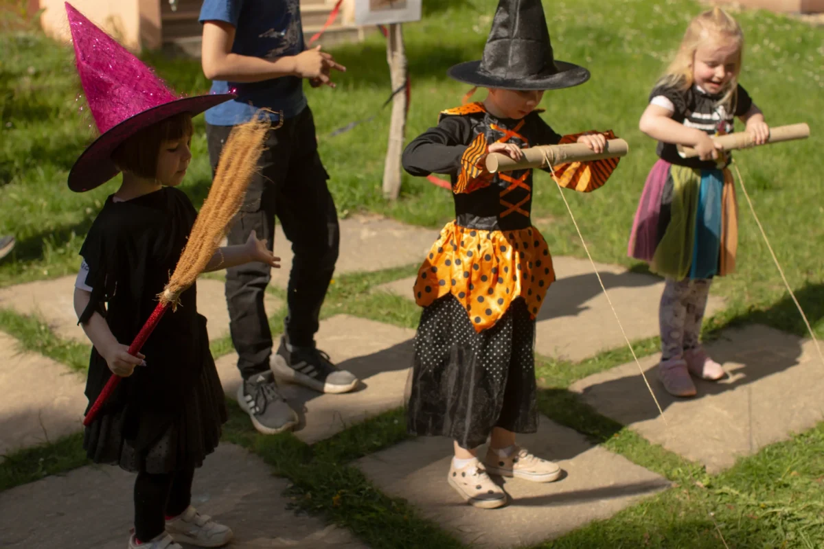 Holčičky jsou oblečené za čarodějnice. 