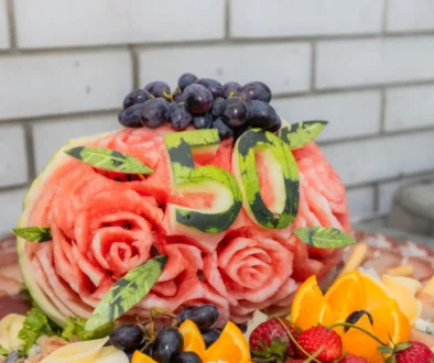 Vykrájené ovoce s padesátkou