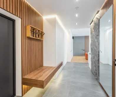 Předsíň se zrcadlem naproti dveřím.