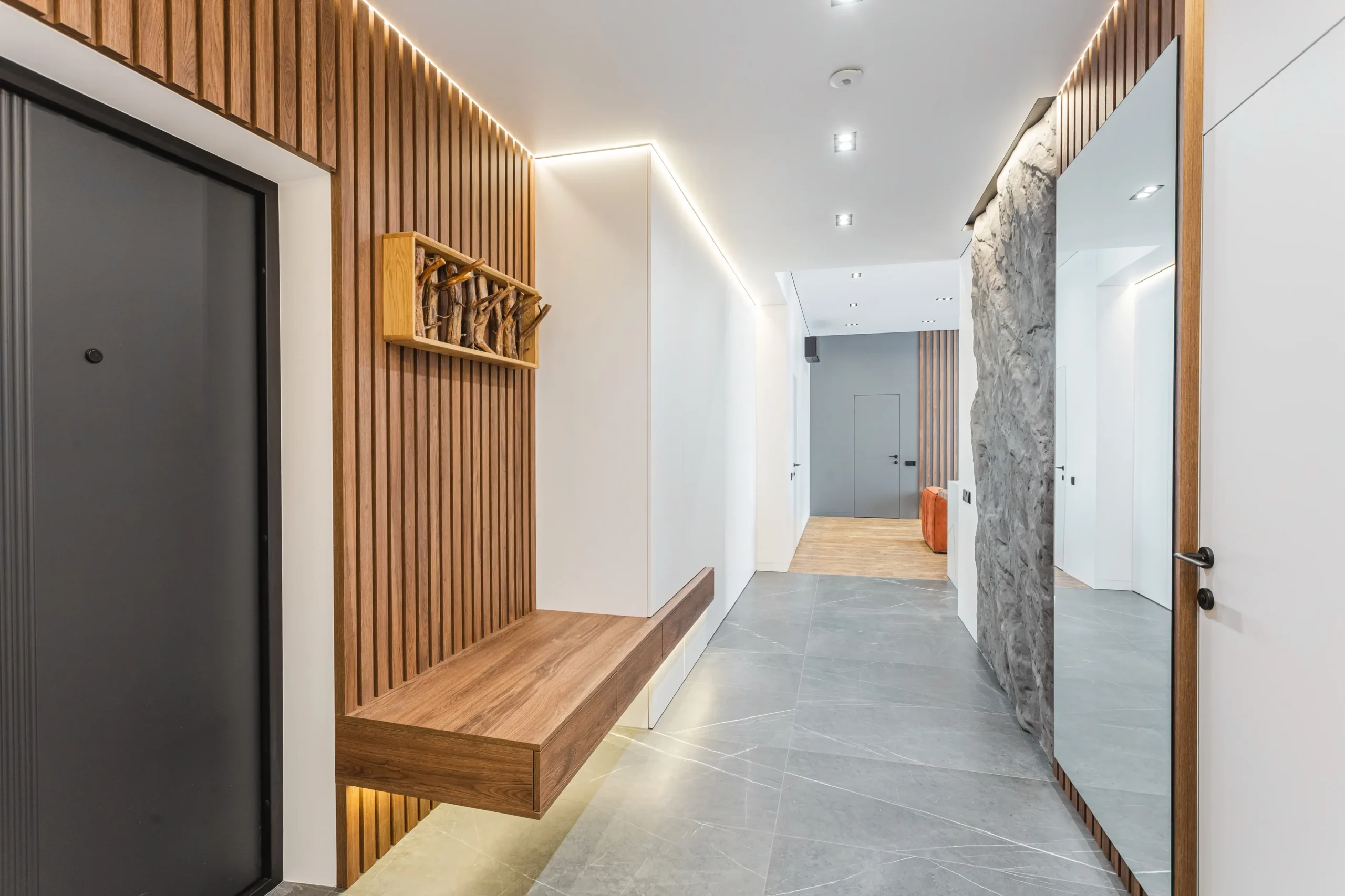 Předsíň se zrcadlem naproti dveřím.