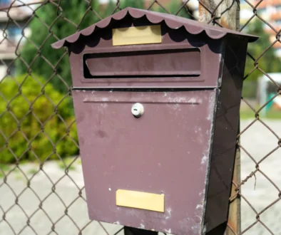 Na plotě je poštovní schránka.