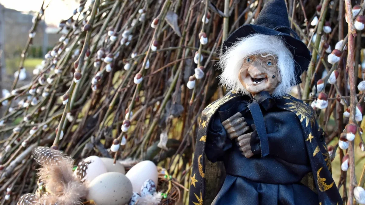 Vedle čarodějnice leží vajíčka.